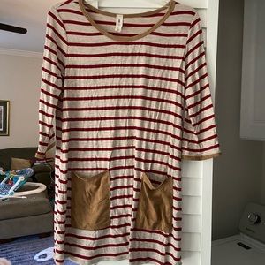 Cute boutique top. Does not have size on tag but fits like a loose medium